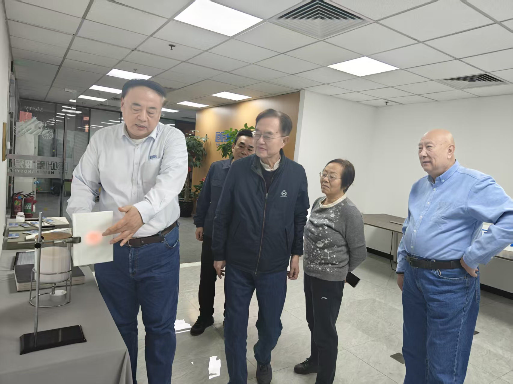 中国工程院院士范维澄莅临爱彼爱和交流指导